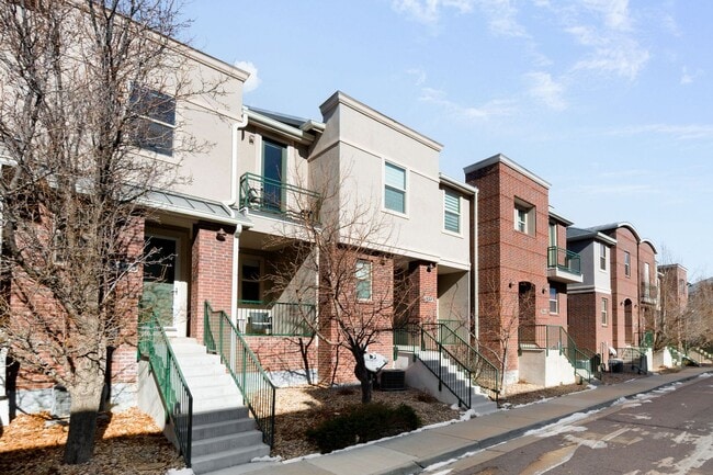 Building Photo - 3BD, 2.5BA Englewood Townhome with 2-Car Garage