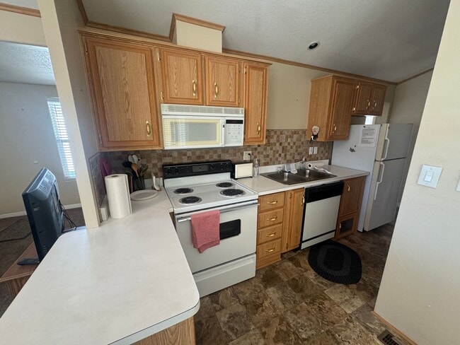 Building Photo - 2 Bed 2 Bath FURNISHED home!