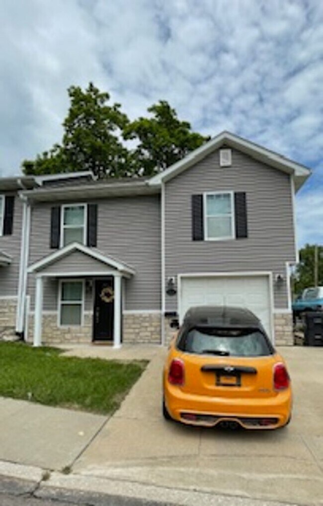Primary Photo - Oak St Duplex