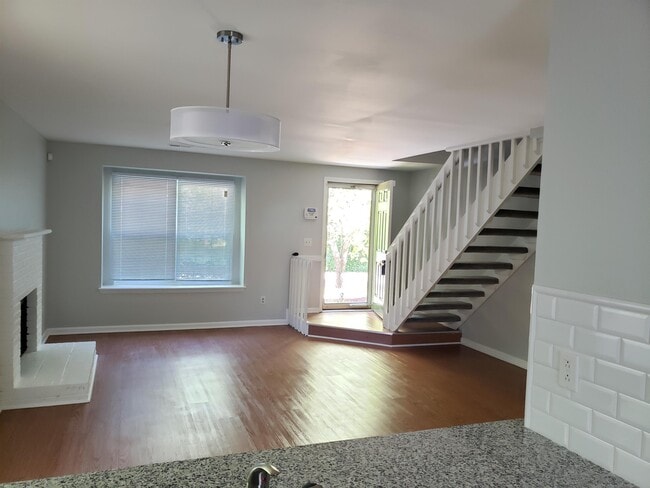 Building Photo - 3908 Briarhill Dr