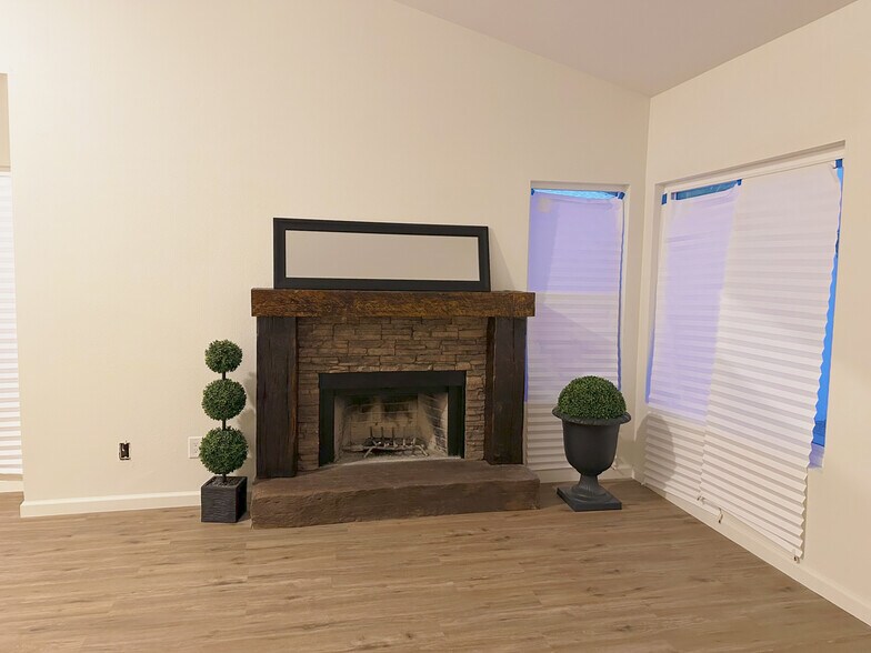 Building Photo - 238 Sunny Halo Ct