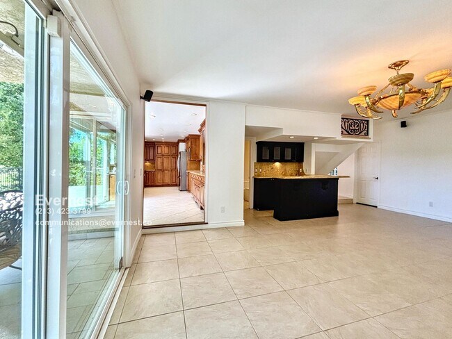 Building Photo - 10211 Clematis Ct