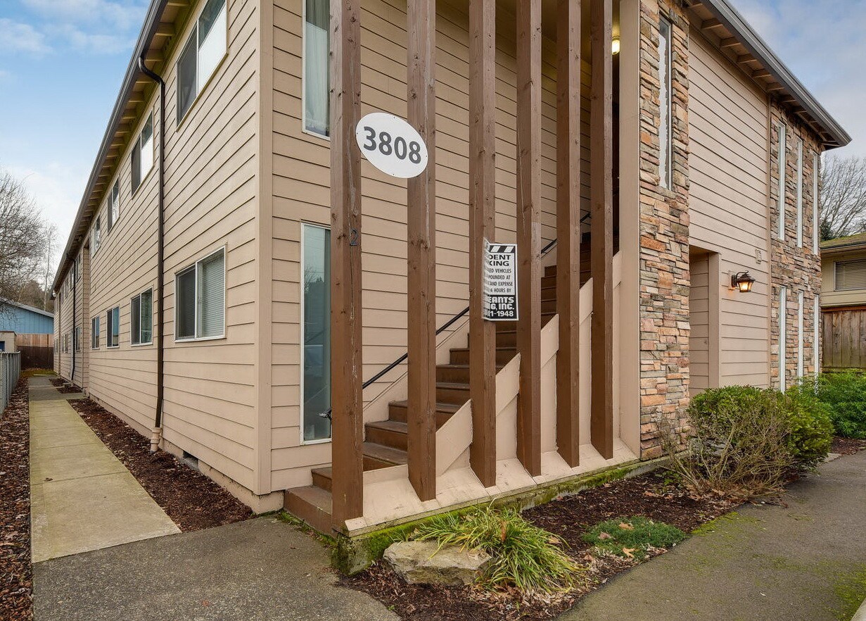 Small 10 unit complex - 3808 SE Cesar Estrada Chavez Blvd