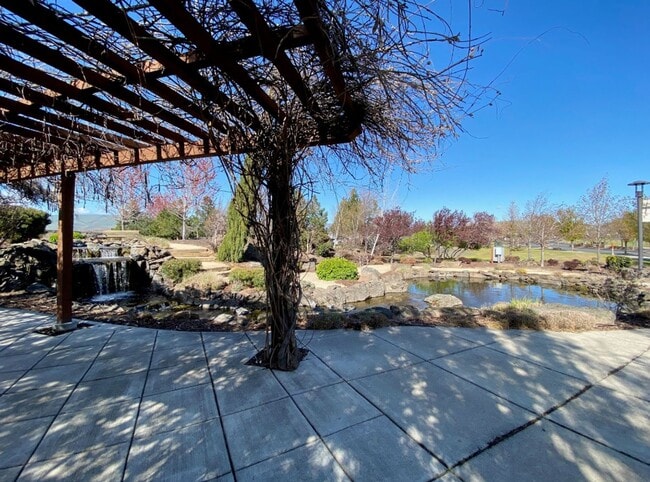 Building Photo - Rare Columbia Riverfront Townhome