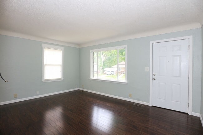 Building Photo - 2 Bedroom Home By Highland Park!