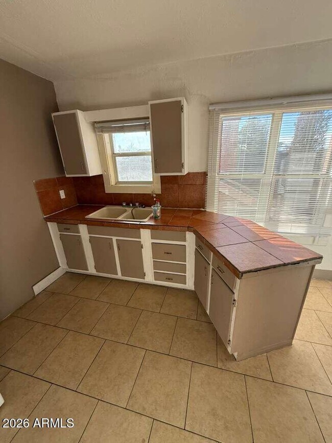 Building Photo - 1165 E 10th St