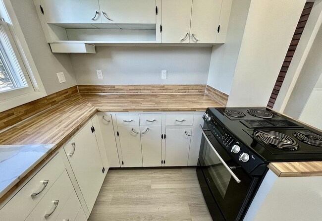 Kitchen - 5426 N Oberlin St