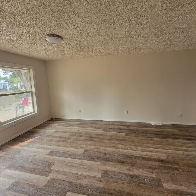 Building Photo - 2217/2219 E Weile