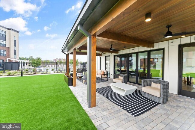 Building Photo - 43443 Croson Ln