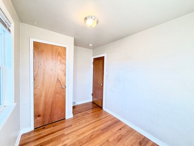 Building Photo - Ideal For Student Housing