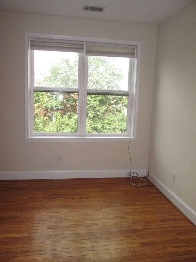 Building Photo - Logan Circle Centrally Located near Dupont...