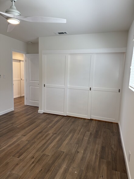 primary bedroom - 518 Dahlia Ave