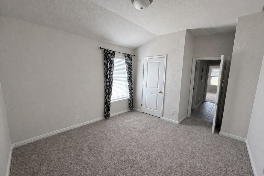 Building Photo - 300 Low Bramble Dr