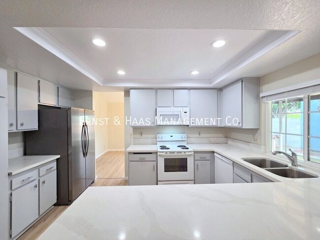 Building Photo - 1219 E Jay St