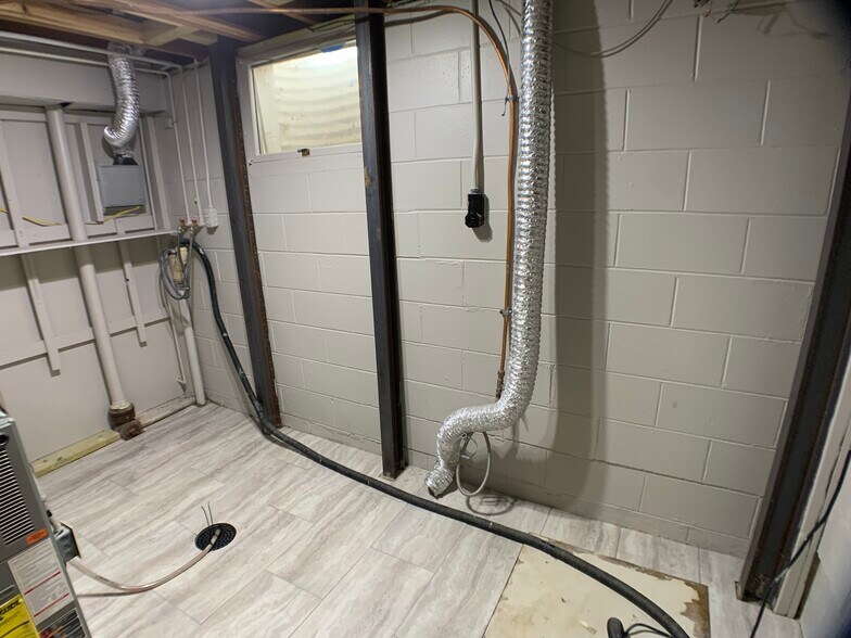 Building Photo - 211 Wedgewood Dr