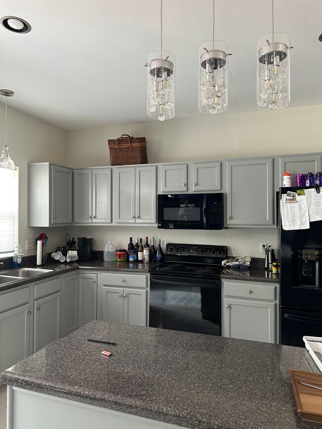 Building Photo - $2,200 / 3 br / 2.5 ba / 1,584 sqft Spacio...