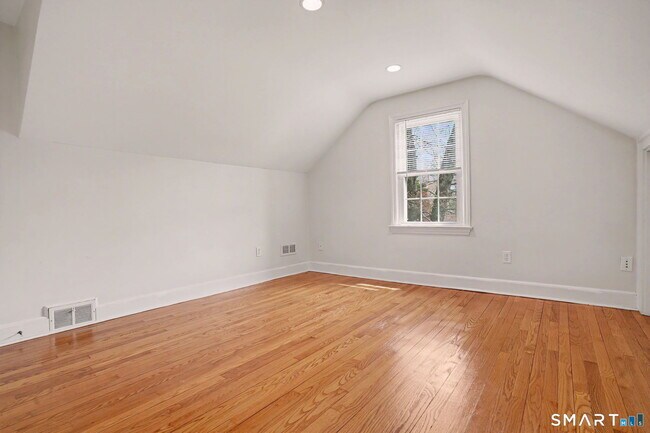 Building Photo - 32 Crescent Dr