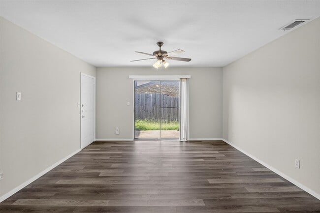 Building Photo - 534 Canary Ln