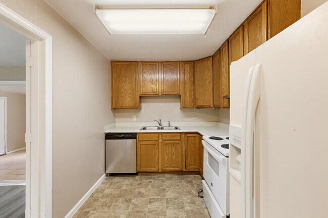 Building Photo - Four Bedroom Home In Aurora - ready ASAP. Brand New Paint Top to Bottom, with updated flooring!