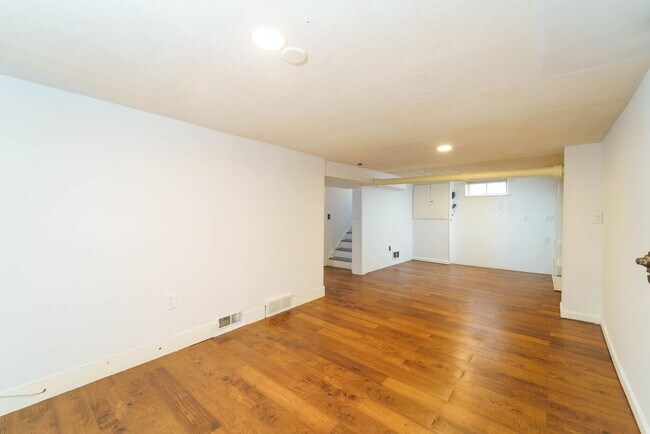 Building Photo - Quaint 2 Bedroom 2 Bath Cottage Style Home Near Rock Creek in Bethesda