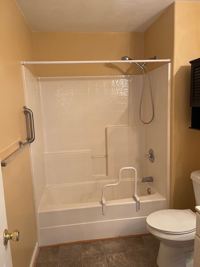 Building Photo - Lovely Lakefront Home in Virginia Beach