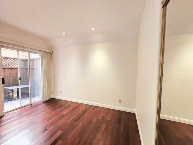 Building Photo - Spacious 3 bedroom condo