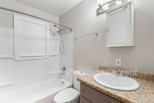 Building Photo - 2317 Julia Ave