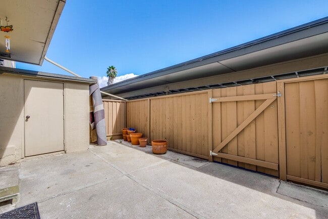 Building Photo - Beautiful 4 Bed 2.5 Bath Town Home in Fremont Northgate Area !