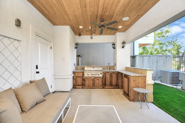 Building Photo - 631 N Live Oak St