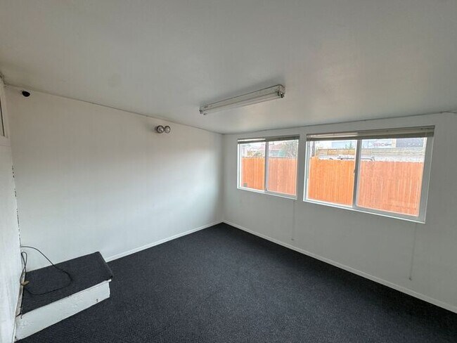 Building Photo - Charming 3 bed / 1 bath COMING SOON in the...