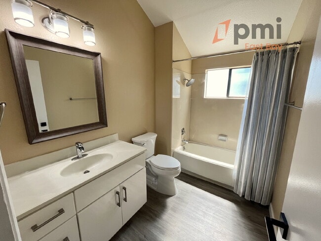 Building Photo - Stylish 2-Bedroom Townhouse in Prime Walnu...