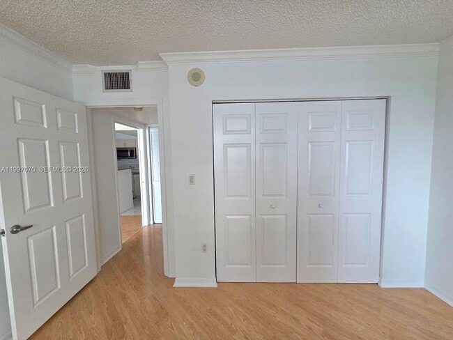 Building Photo - 1155 Brickell Bay Dr