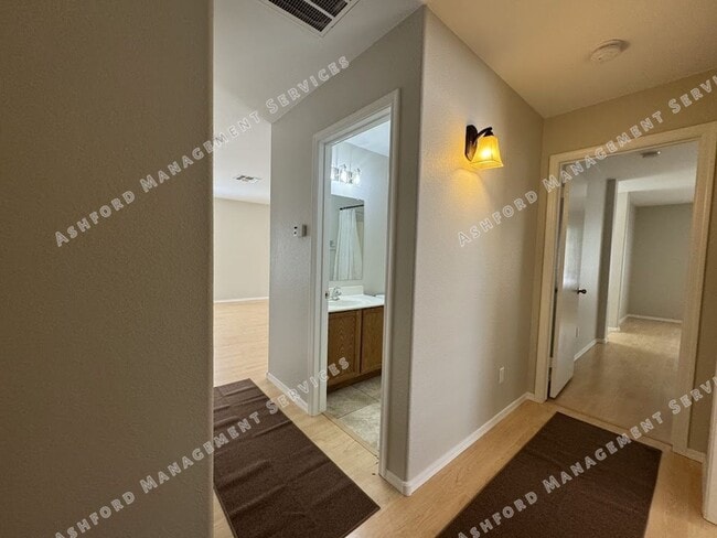 Building Photo - 3 BEDROOM WITH NO CARPET/LARGE YARD