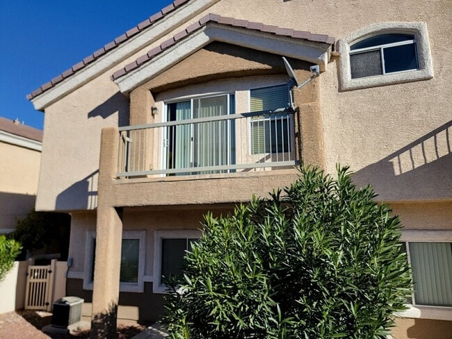 Building Photo - 3 Bedroom Townhouse with a backyard