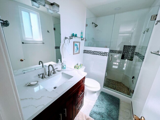 Building Photo - Charming 1 Bedroom 1 Bath-Fully Furnished Condo Just feet away from Mission Beach!