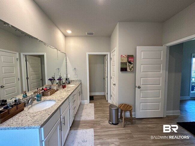 Building Photo - 12941 Sanderling Lp