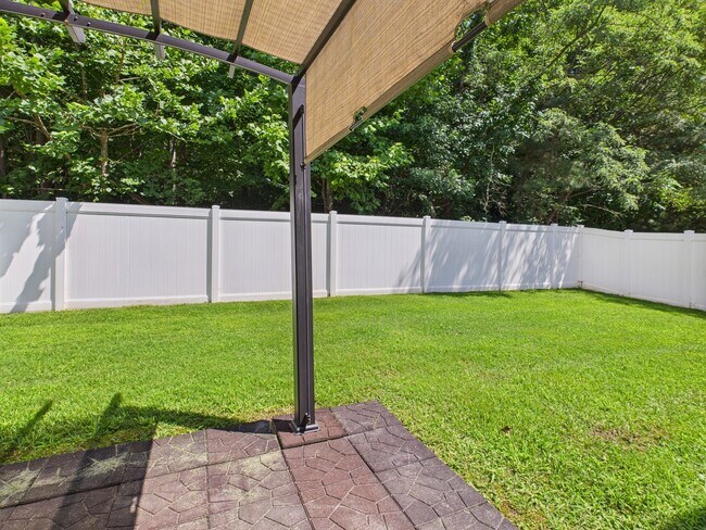 Building Photo - Charming 5-Bedroom 2.5 Bathroom Home locat...