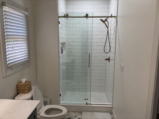 Building Photo - 420 Lake Forest Dr SE