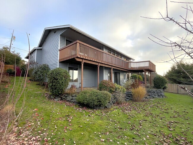 Building Photo - 1870 N Skyline Dr