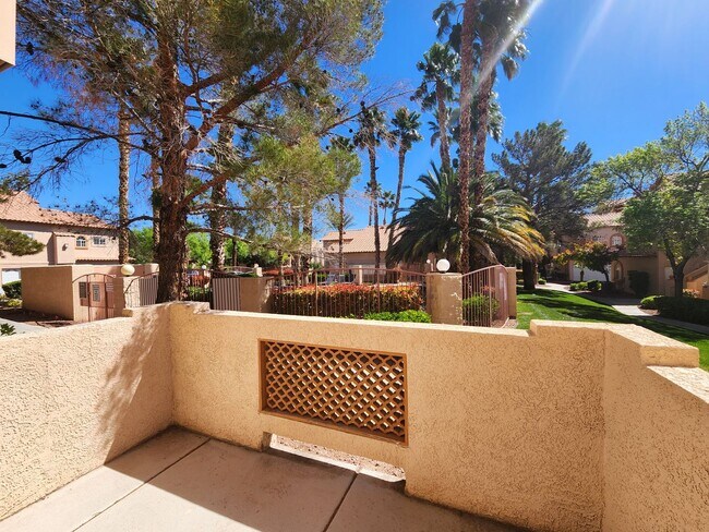 Building Photo - Fabulous First Floor Condo!