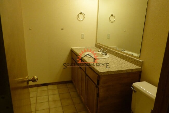 Building Photo - Lovely 3 bedroom 2 bathroom brick home wit...