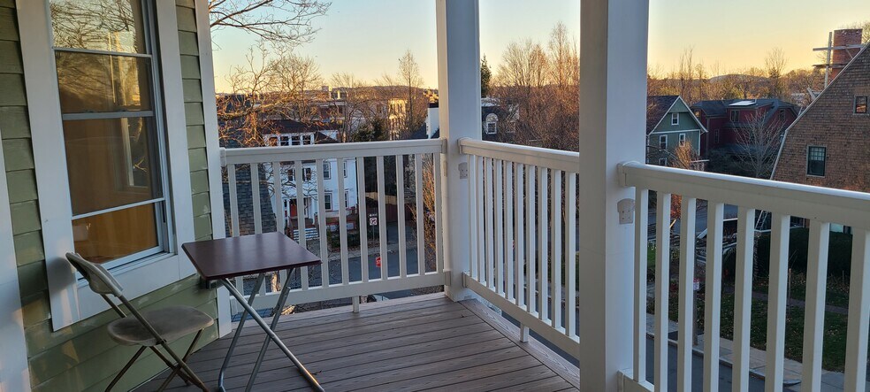 Nice front porch - 9 Alban St