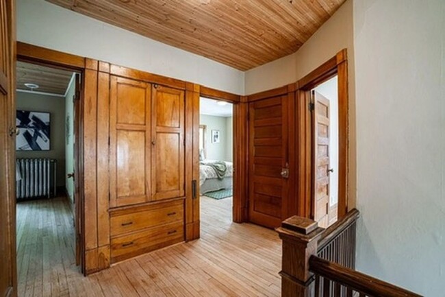 Building Photo - Amazing 5-Bedroom, 2.5 Bathroom Updated Ho...