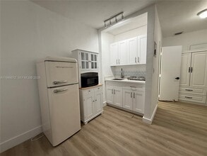 Building Photo - 541 E 38th St