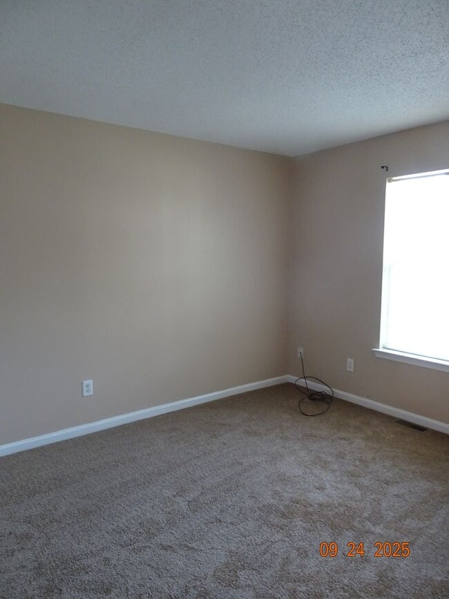 Building Photo - 3 Bedrooms, 2.5 Bathrooms Townhouse Rental