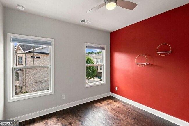 Building Photo - 7850 Laurel Crest Dr