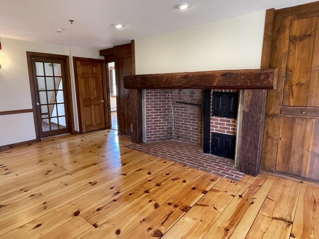 Building Photo - 454 Main St