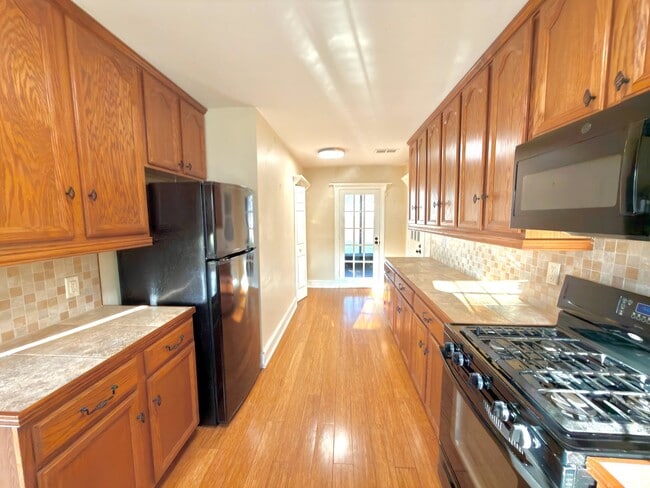 Building Photo - 1216 Eastwood Ave