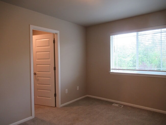 Building Photo - Light and bright 4 bedroom, 2.5 bath home in Covington's Maple Hills community