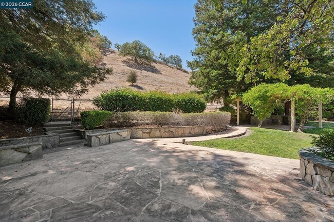 Building Photo - 660 La Casa Via